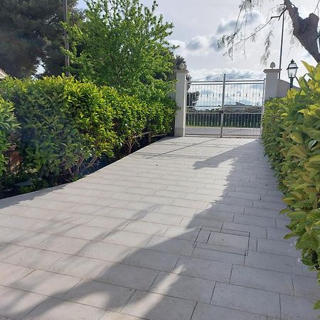 Casa Vacanza Fiori Di Maggio Pulsano Exterior foto